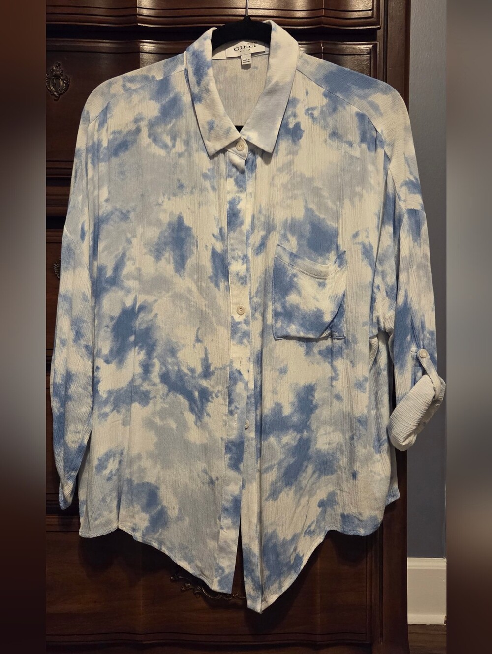 Gilli Tie-dye Sky Blue and White Casual Relaxed Flowy Button-Up Blouse Size L